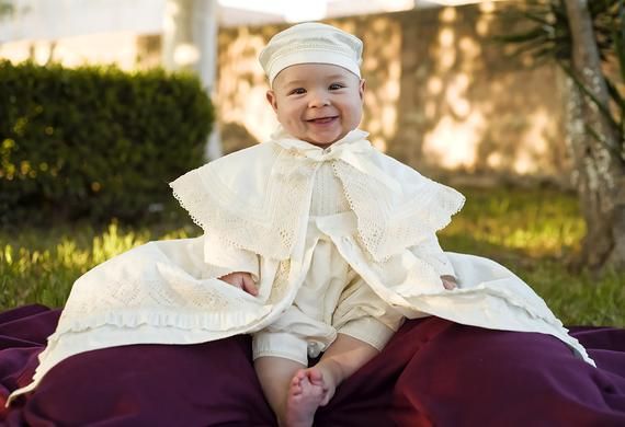 Traje de bautizo para bebé con capa: Un look regio y majestuoso