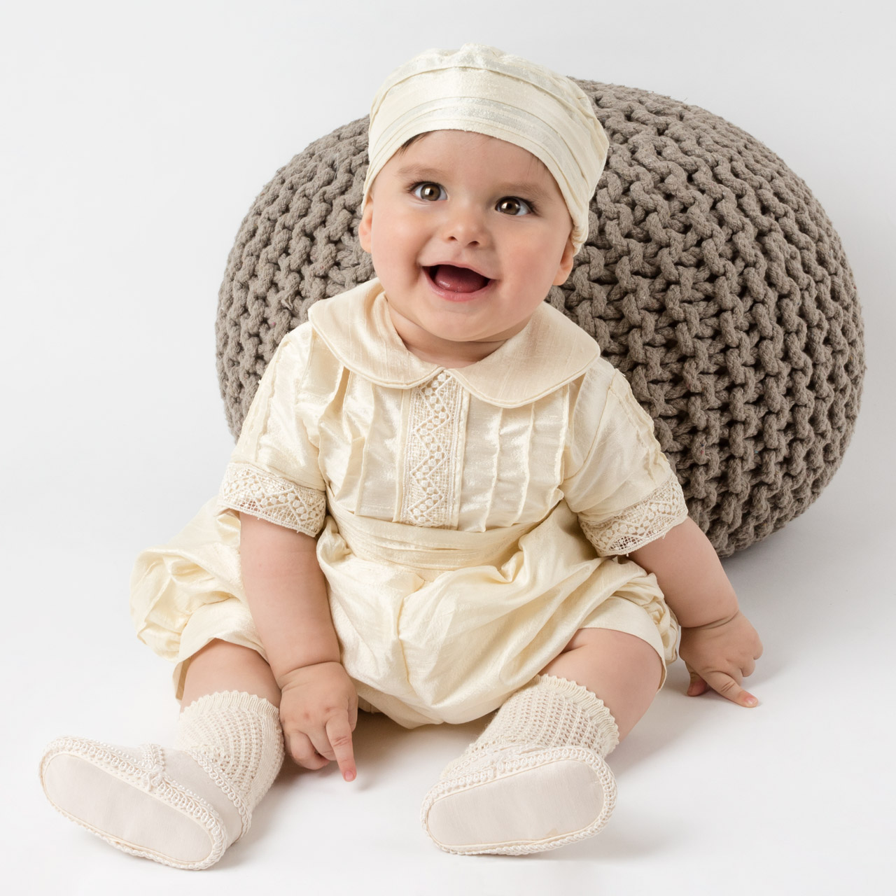 Trajes de bautizo para bebé en seda: Lujo y suavidad para la ceremonia
