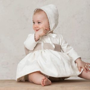 Trajes de bautizo para bebé con detalle de cinturón: Un toque de refinamiento en el atuendo